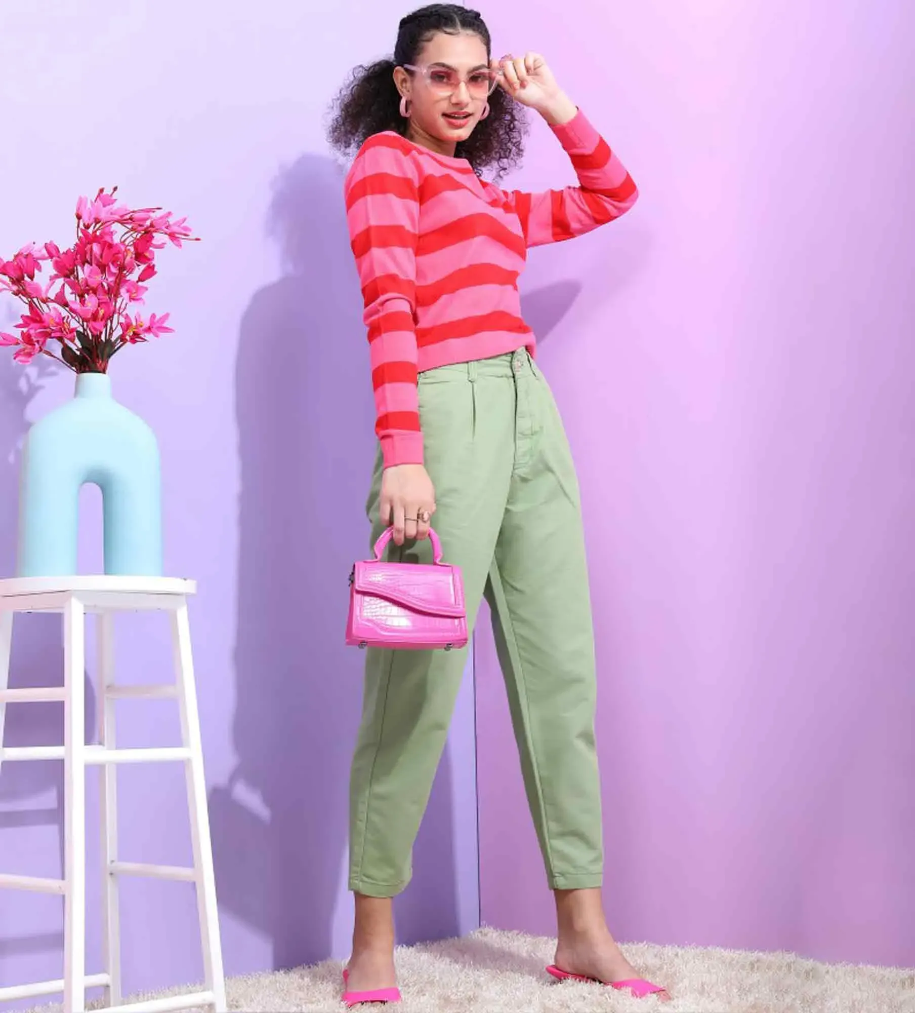 Dámsky sveter s dlhým rukávom a výstrihom