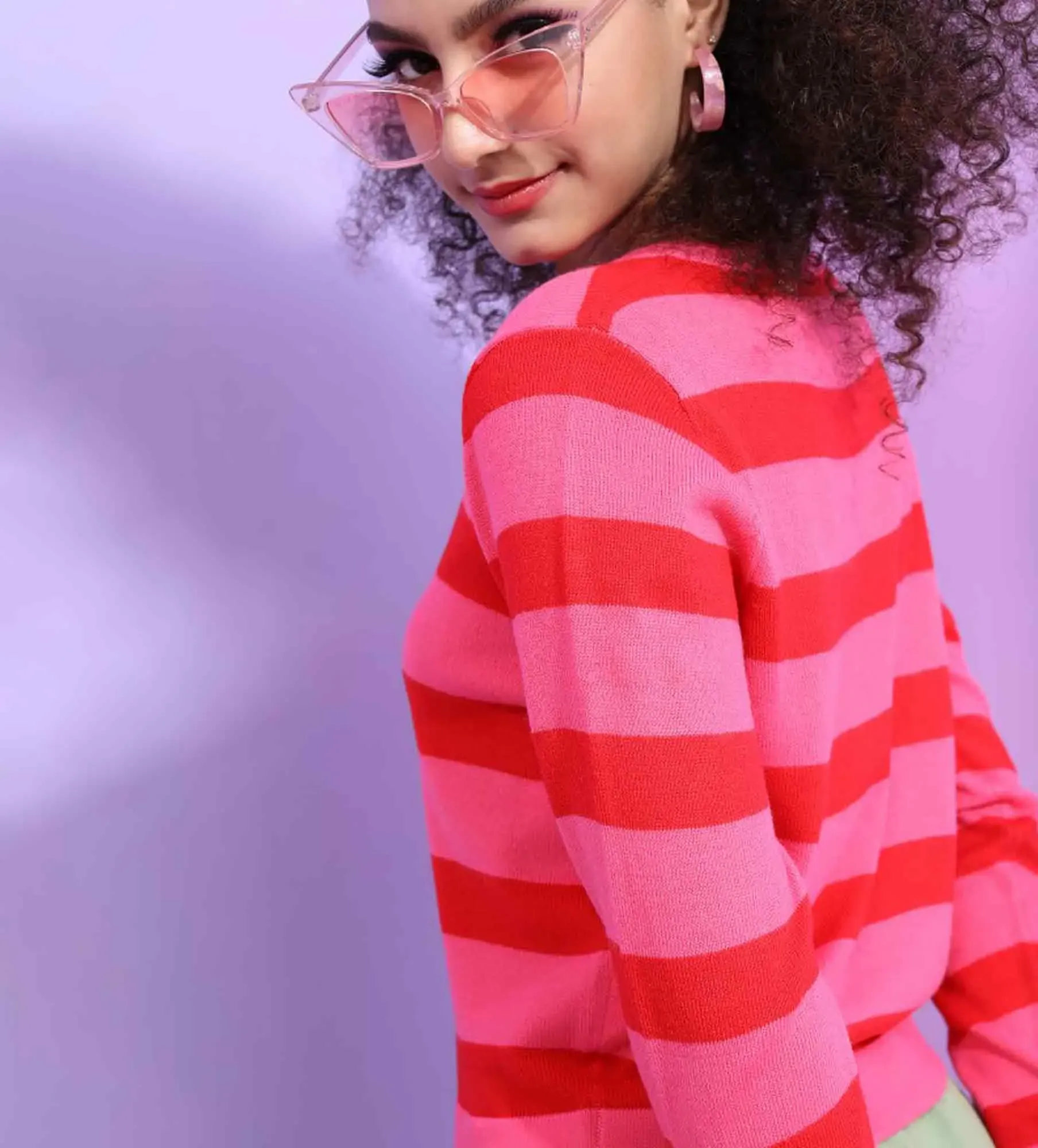 Dámsky sveter s dlhým rukávom a výstrihom